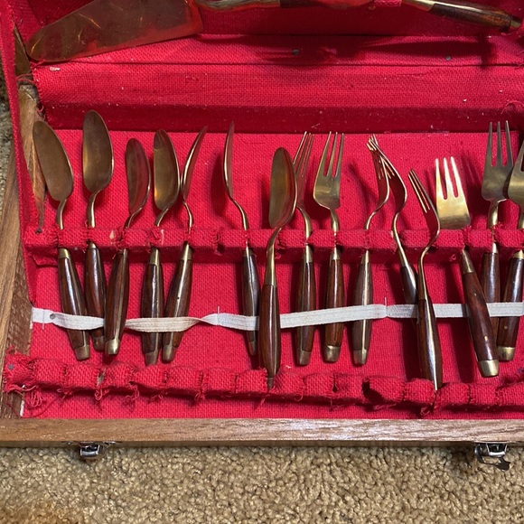 JULIE’S GEMS FLATWARE 19 PIECES with CASE - Picture 3 of 5